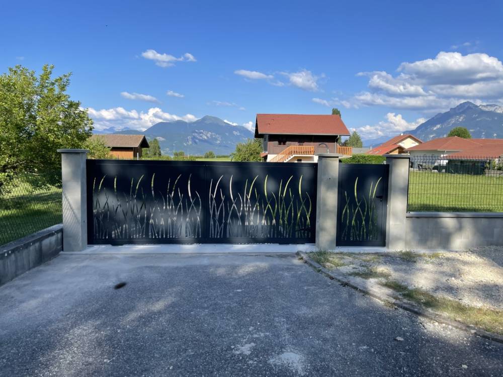 Portail noir herbe