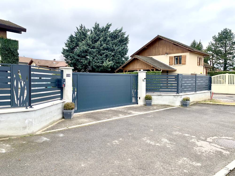 Portail et grille bleu foncé