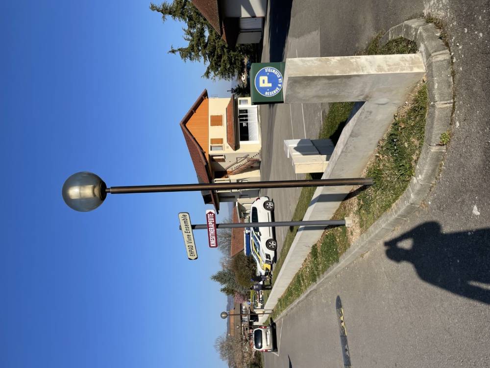 Rambarde béton vue rue